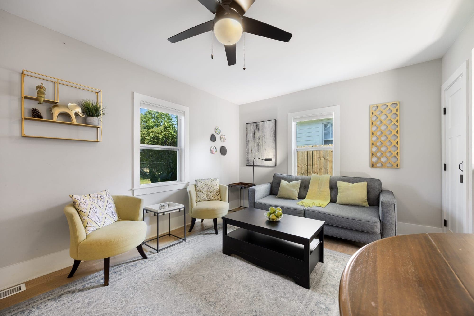 Living room seating area under a ceiling fan